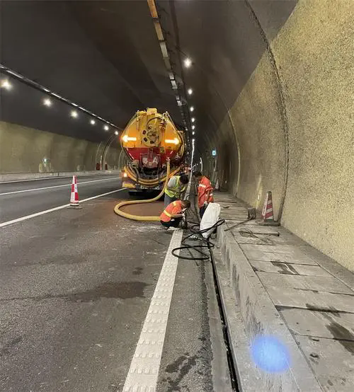 铜梁隧道排水渠清淤